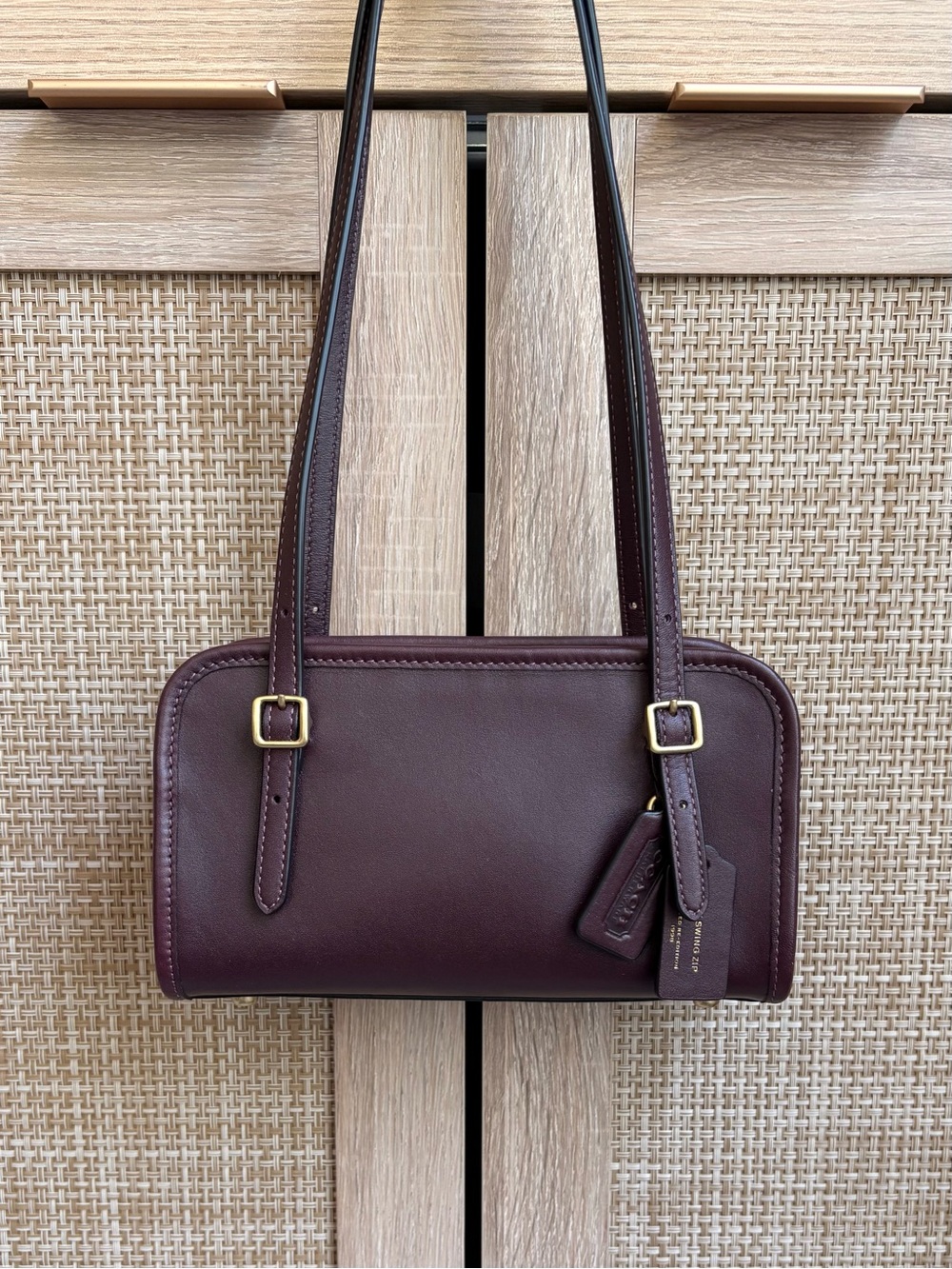 LIKE NEW COACH Swing Zip Bag 20
Black Currant Leather Shoulder Bag CAM45